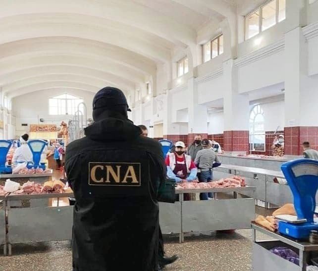 FLASH // Carnea de la Piața Centrală este vândută cu certificate sanitare CUMPĂRATE. CNA a reținut 5 persoane