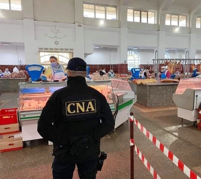 VIDEO EXCLUSIV // „Tu aduci toate ZDOHNITURILE”. „Nu știi cum se vine la doctor ble**i”. Cum se eliberează certificatele sanitare la carnea de la Piața Centrală