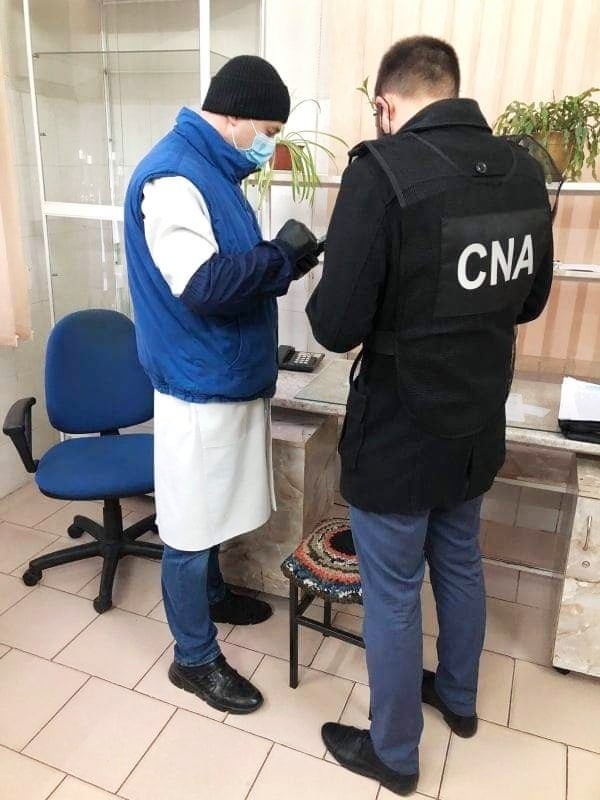 VIDEO EXCLUSIV // „Tu aduci toate ZDOHNITURILE”. „Nu știi cum se vine la doctor ble**i”. Cum se eliberează certificatele sanitare la carnea de la Piața Centrală