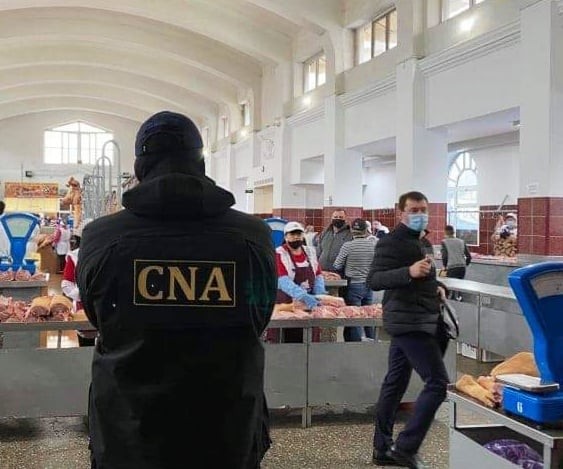 VIDEO EXCLUSIV // „Tu aduci toate ZDOHNITURILE”. „Nu știi cum se vine la doctor ble**i”. Cum se eliberează certificatele sanitare la carnea de la Piața Centrală