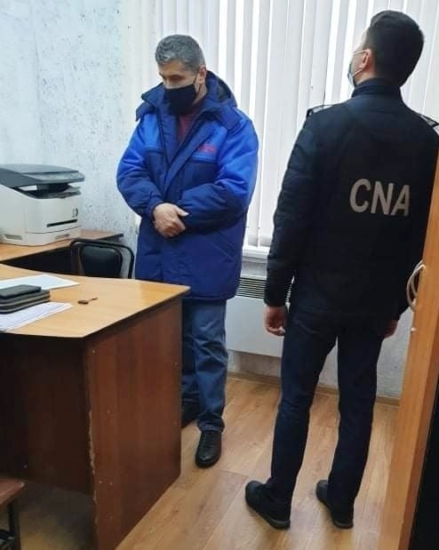 VIDEO EXCLUSIV // „Tu aduci toate ZDOHNITURILE”. „Nu știi cum se vine la doctor ble**i”. Cum se eliberează certificatele sanitare la carnea de la Piața Centrală