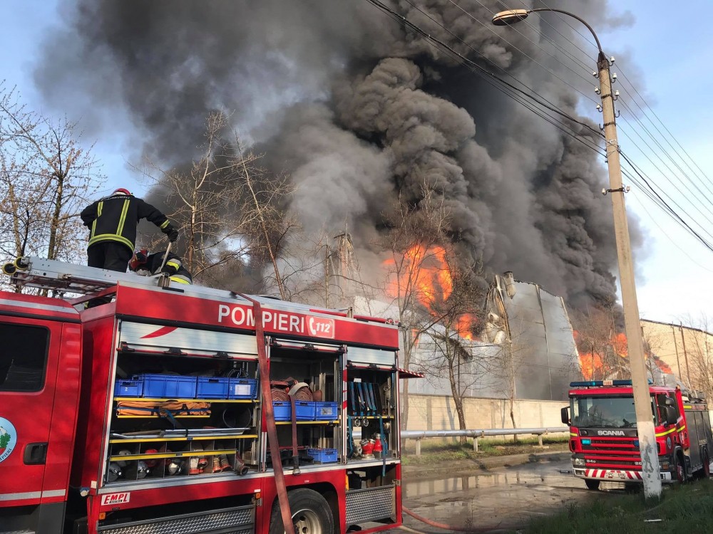 Incendiu puternic la un depozit cu vopsea din capitală. 60 de pompieri au fost antrenați la lichidarea focului