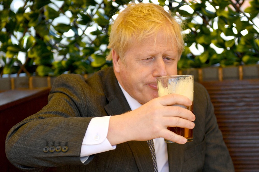 Premierul Marii Britanii a sărbătorit relaxarea restricțiilor cu o bere într-un pub din Wolverhampton
