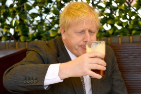 Premierul Marii Britanii a sărbătorit relaxarea restricțiilor cu o bere într-un pub din Wolverhampton