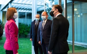 Florin Cîţu şi Maia Sandu au discutat despre imunizarea cetăţenilor români din Republica Moldova în centre din România