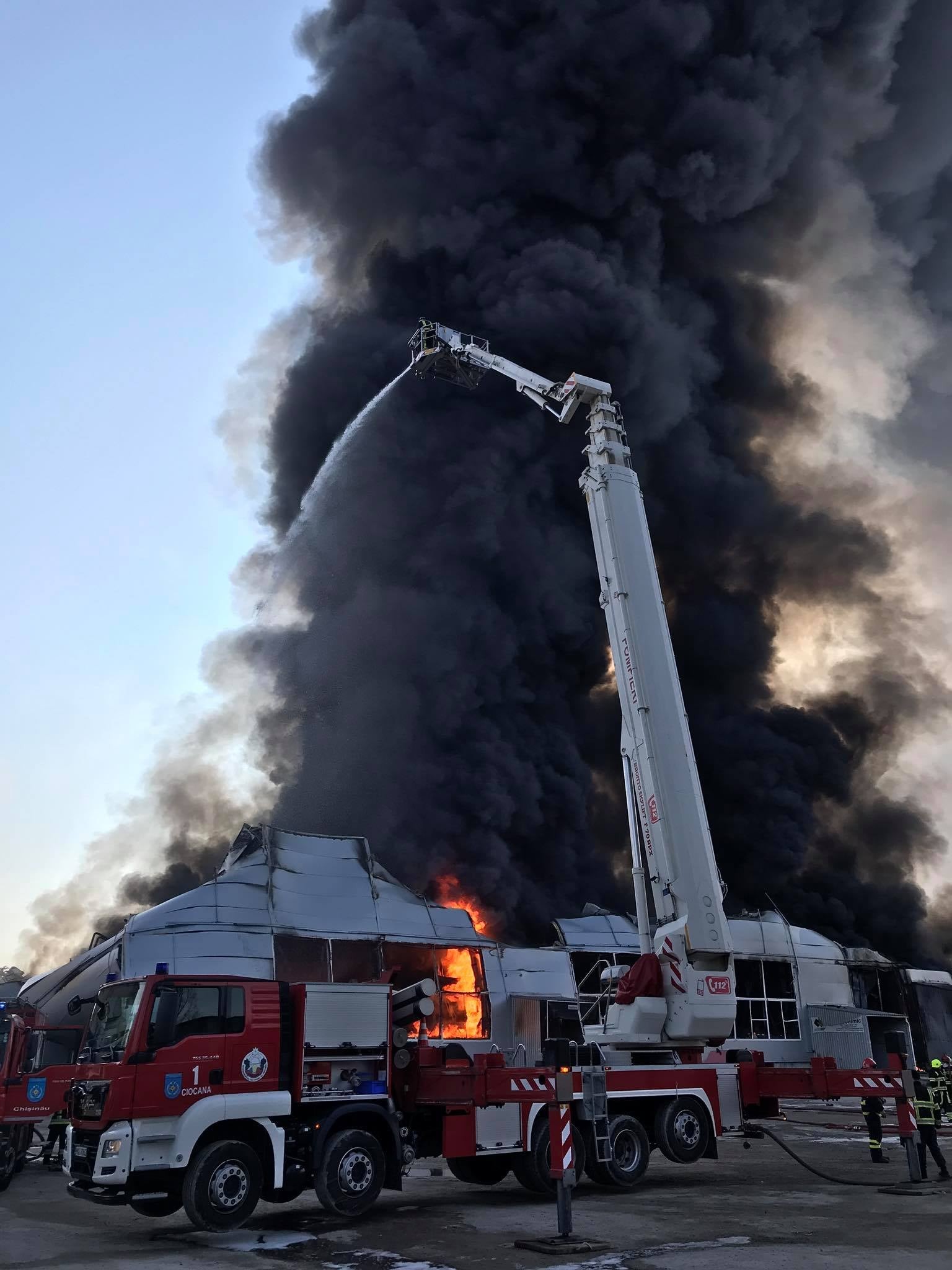 Incendiu puternic la un depozit cu vopsea din capitală. 60 de pompieri au fost antrenați la lichidarea focului