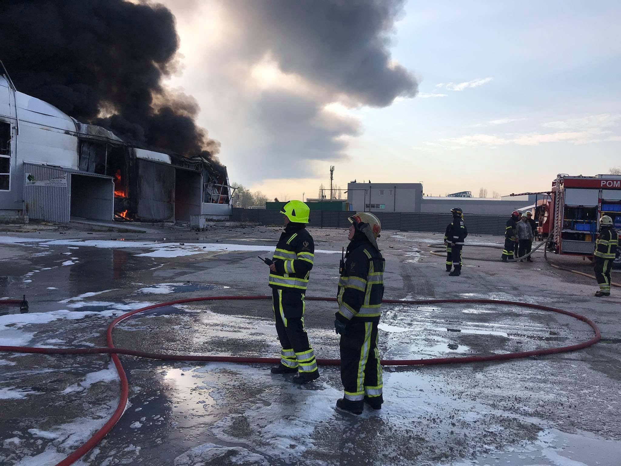 Incendiu puternic la un depozit cu vopsea din capitală. 60 de pompieri au fost antrenați la lichidarea focului