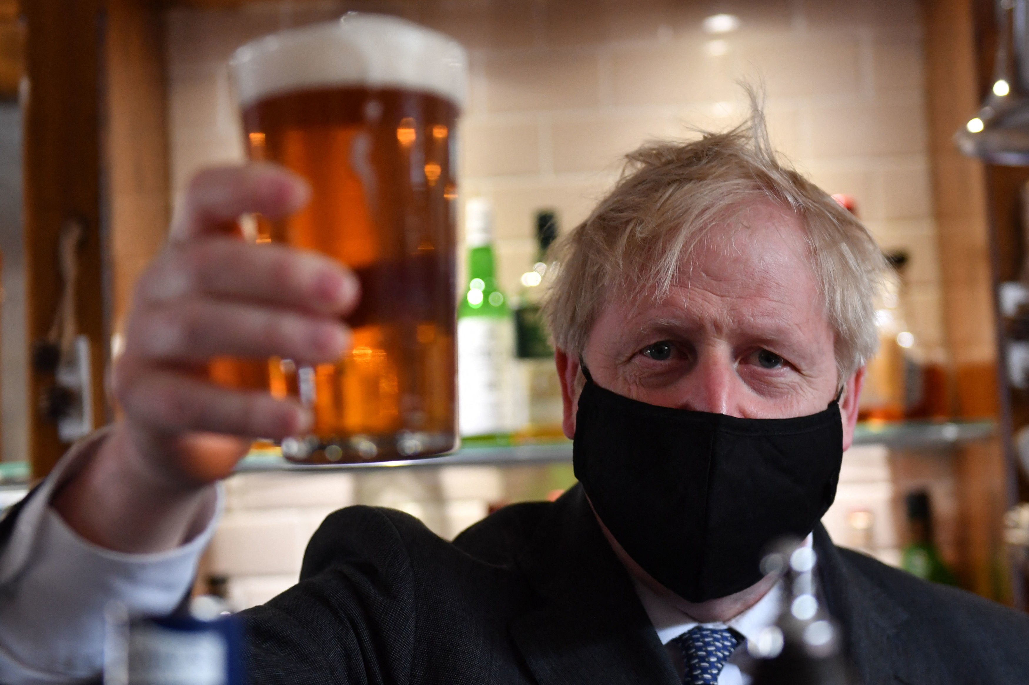 Premierul Marii Britanii a sărbătorit relaxarea restricțiilor cu o bere într-un pub din Wolverhampton