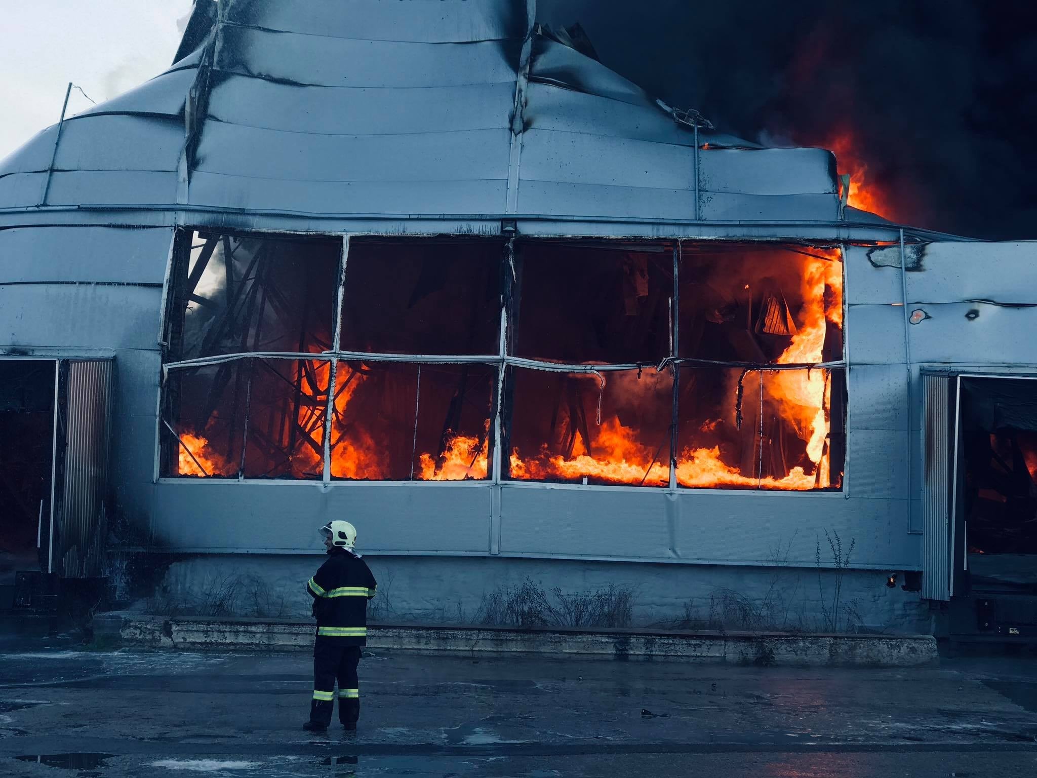 Incendiu puternic la un depozit cu vopsea din capitală. 60 de pompieri au fost antrenați la lichidarea focului