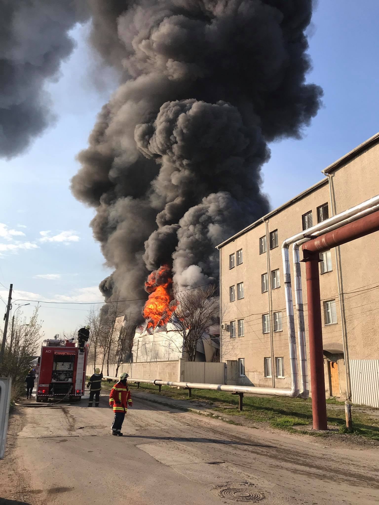 Incendiu puternic la un depozit cu vopsea din capitală. 60 de pompieri au fost antrenați la lichidarea focului