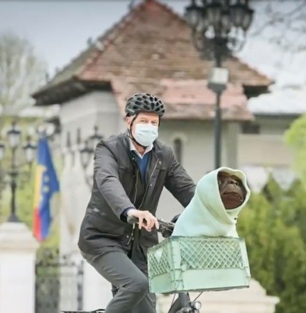 Cele mai tari meme cu Președintele României, după ce a mers cu bicicleta la Cotroceni