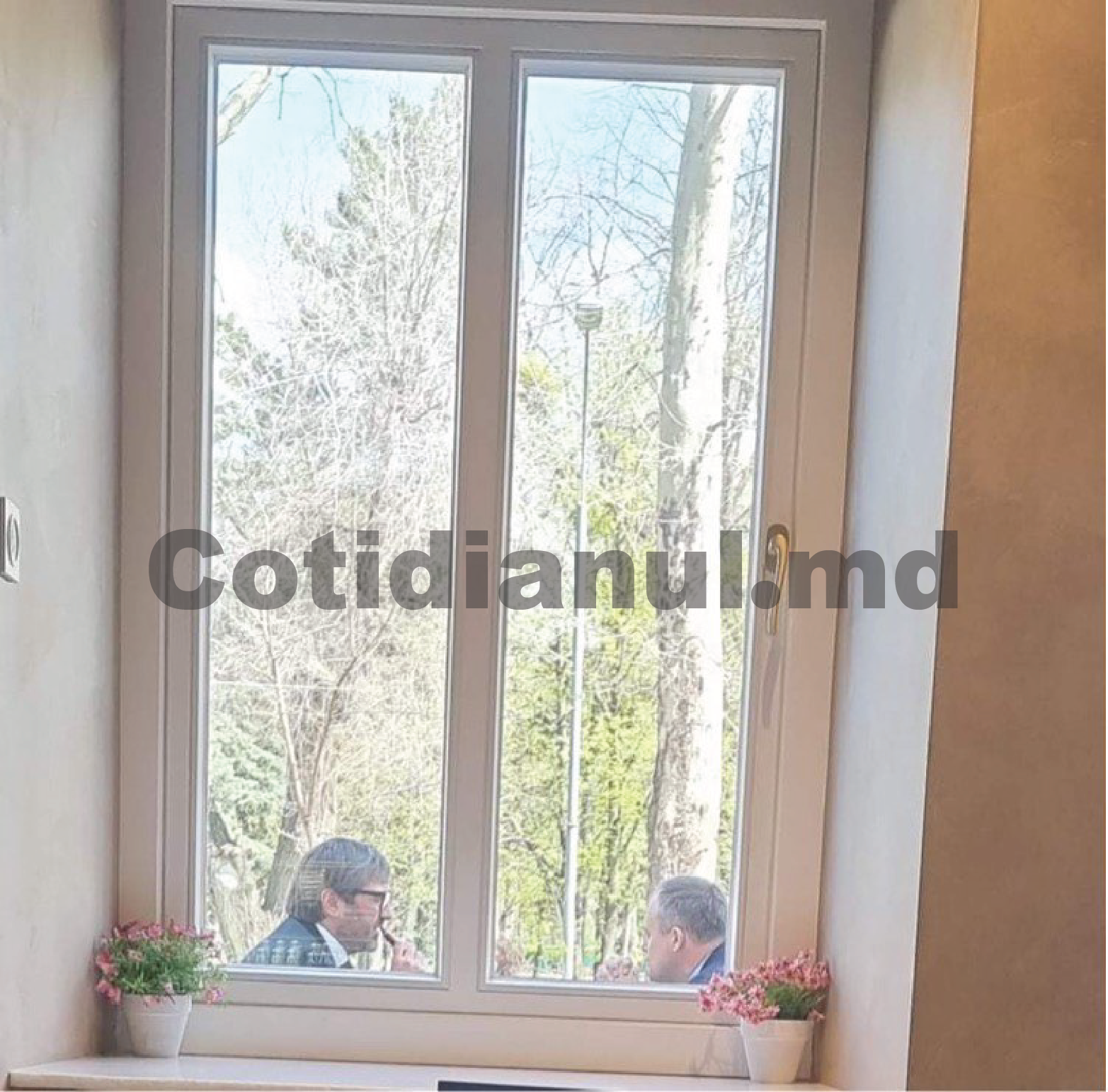 FOTO // „Oamenii lui Plahotniuc, încărunțiți și-ngândurați”. Cum au fost surprinși Andronachi și Candu