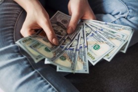 Obiceiul banal care atrage banii. La ce trebuie să renunți și cum să îți programezi gândirea ca să ai parte de o viață prosperă