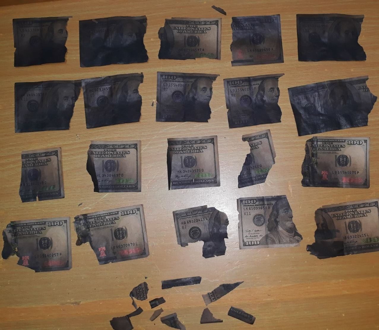 FOTO // Doi minori au furat 8 mii de dolari și i-au ascuns într-o sobă, unde o parte parțial au ars