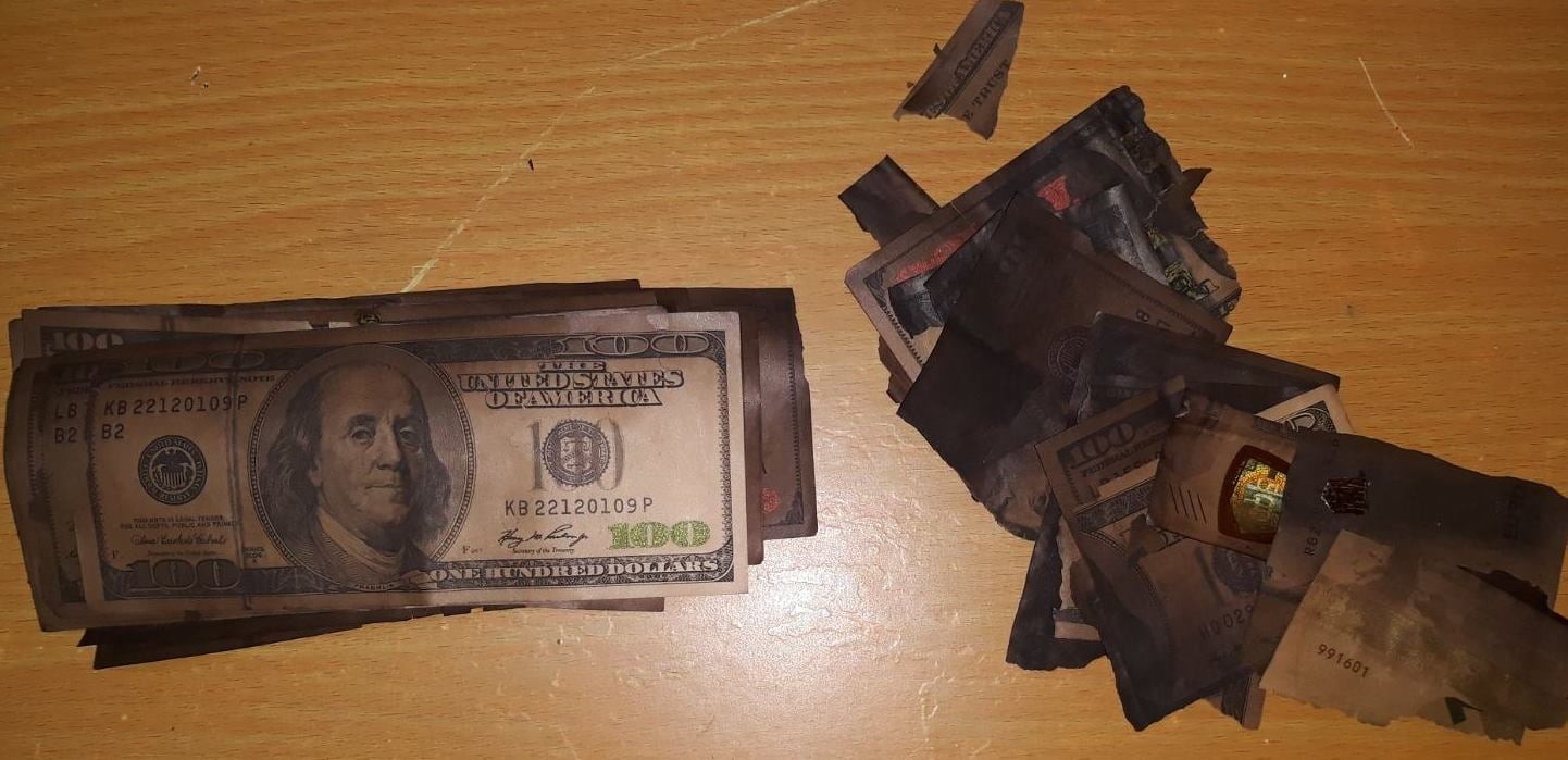 FOTO // Doi minori au furat 8 mii de dolari și i-au ascuns într-o sobă, unde o parte parțial au ars