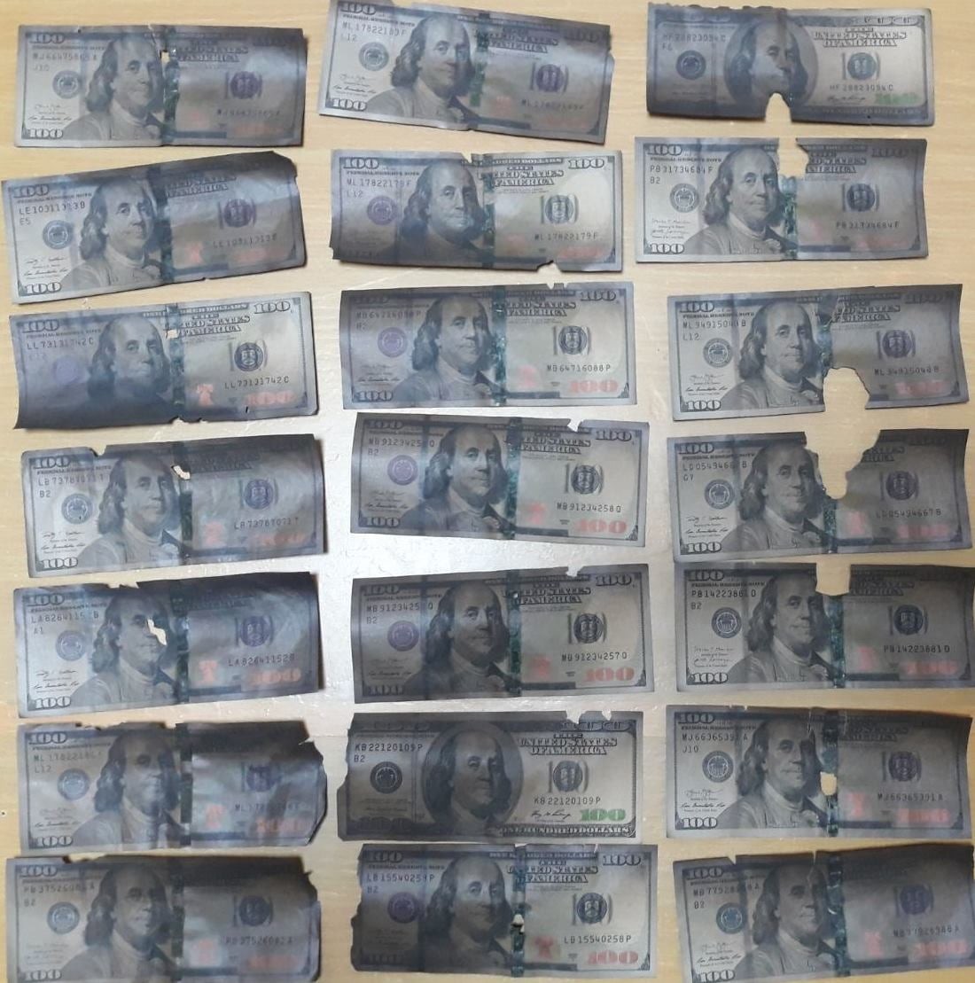 FOTO // Doi minori au furat 8 mii de dolari și i-au ascuns într-o sobă, unde o parte parțial au ars