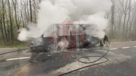 Un microbuz cu mai mulţi călători la bord a luat foc în mers