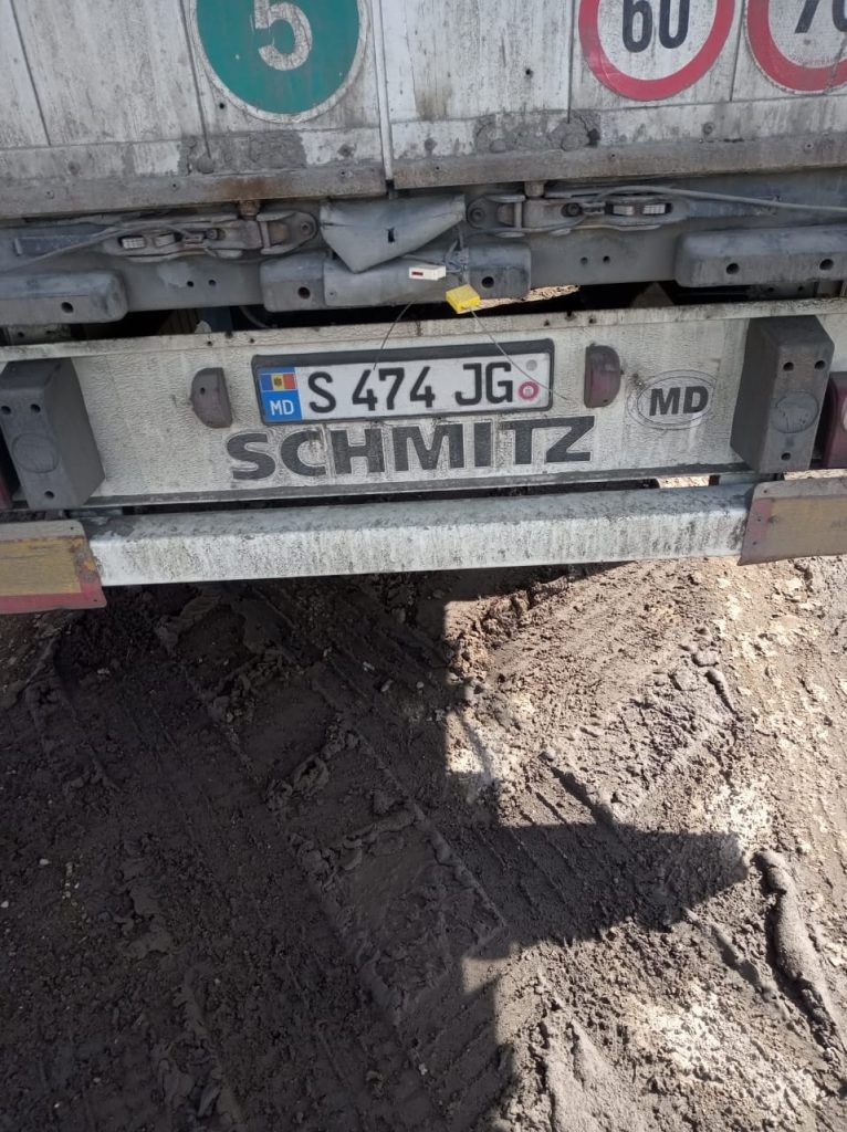 FOTO // Șofer de TIR moldovean, strivit de autocamion. Este nevoie de ajutorul oamenilor