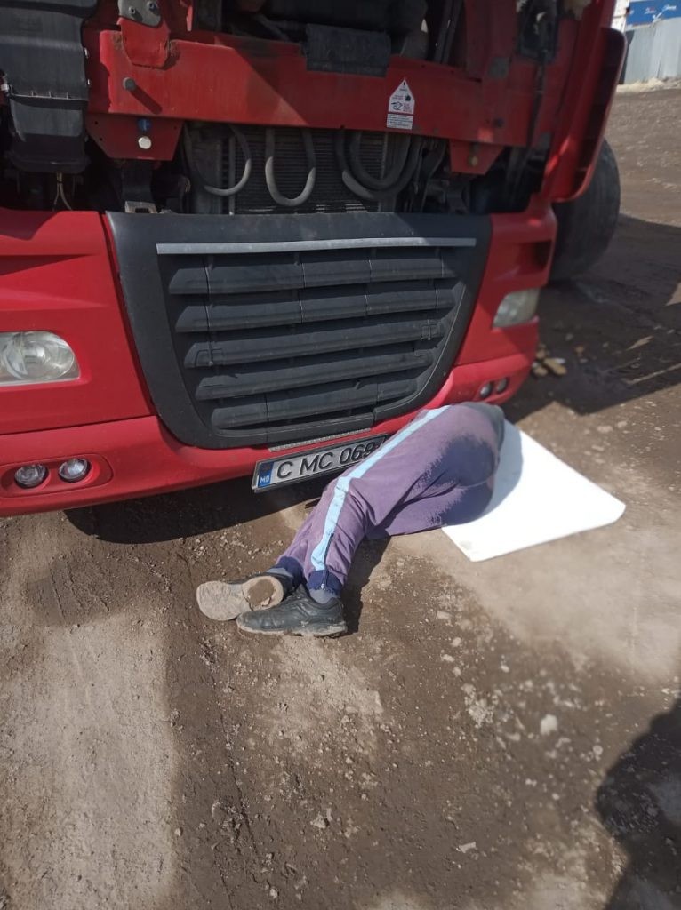 FOTO // Șofer de TIR moldovean, strivit de autocamion. Este nevoie de ajutorul oamenilor