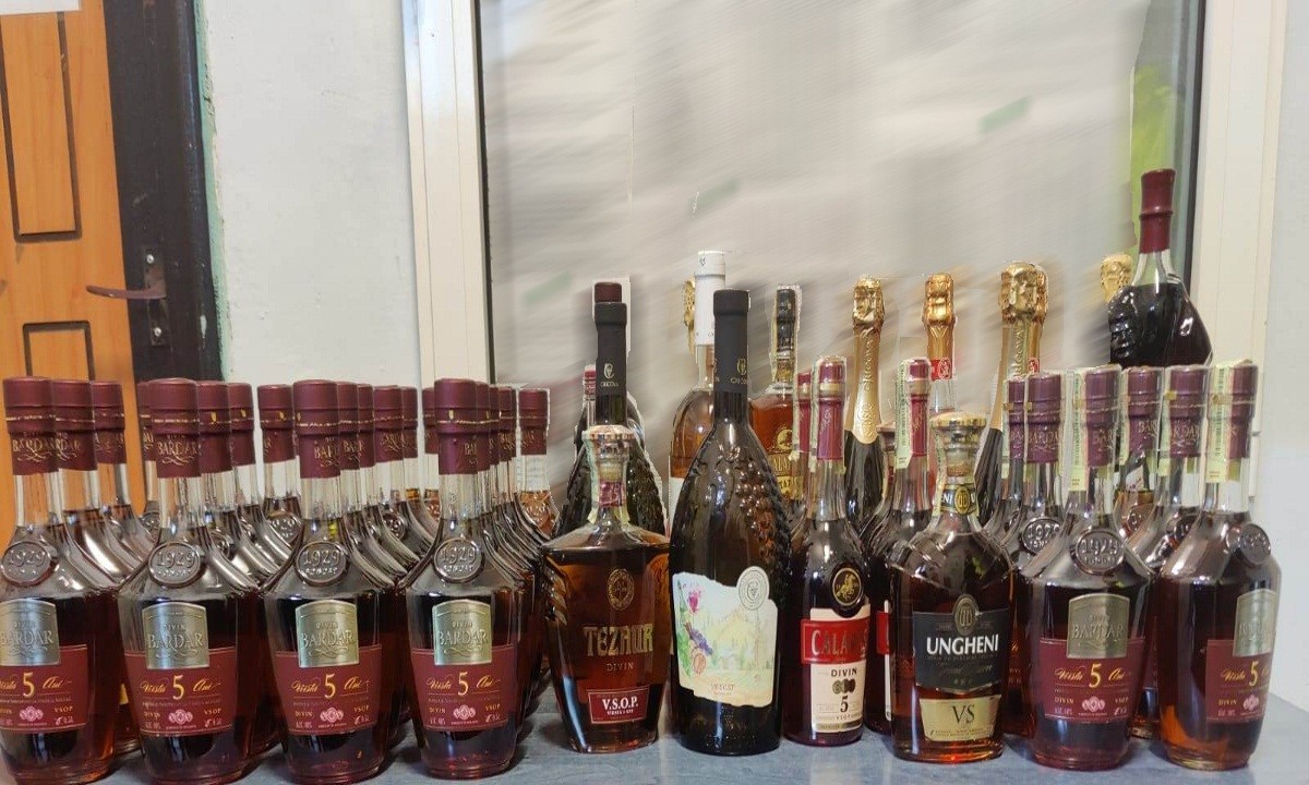 FOTO // Doi moldoveni au fost reținuți în România cu mai multe sticle de alcool de contrabandă