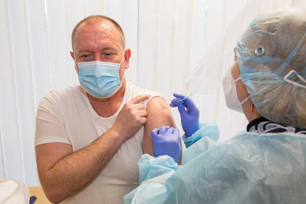FOTO/VIDEO: Aureliu Ciocoi s-a imunizat anti-Covid. Ce vaccin a ales premierul