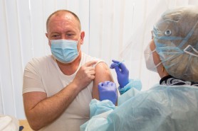 FOTO/VIDEO: Aureliu Ciocoi s-a imunizat anti-Covid. Ce vaccin a ales premierul