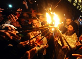 Minunea s-a produs și în acest an. La Ierusalim a fost aprinsă Lumina Sfântă