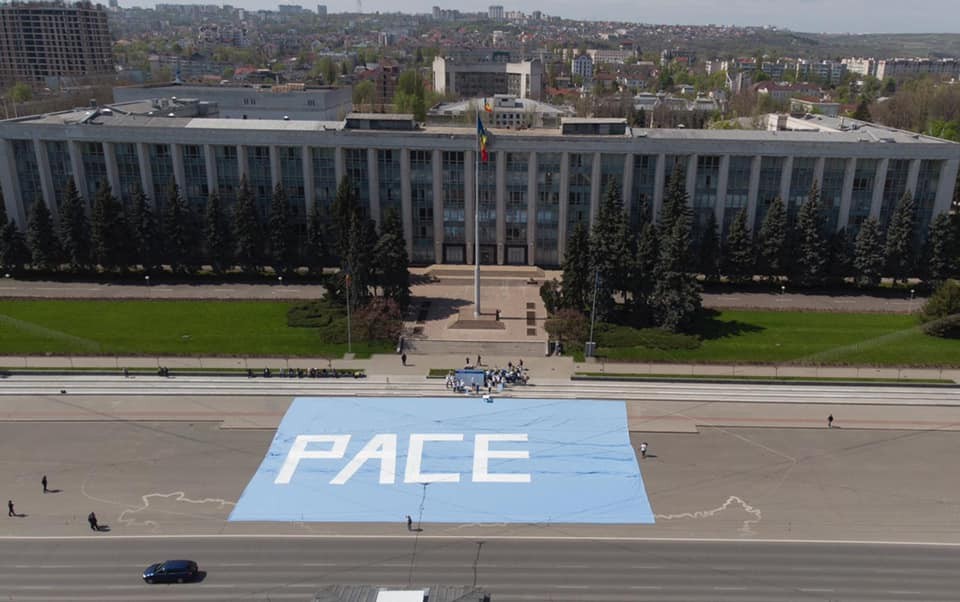 FOTO/VIDEO: Masca PACE în Cartea Recordurilor Guinness. Cavcaliuc și echipa sa au realizat cea mai mare mască de protecție din lume