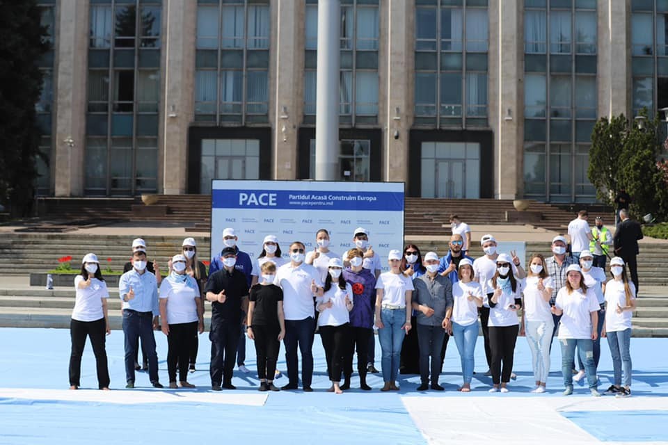 FOTO/VIDEO: Masca PACE în Cartea Recordurilor Guinness. Cavcaliuc și echipa sa au realizat cea mai mare mască de protecție din lume