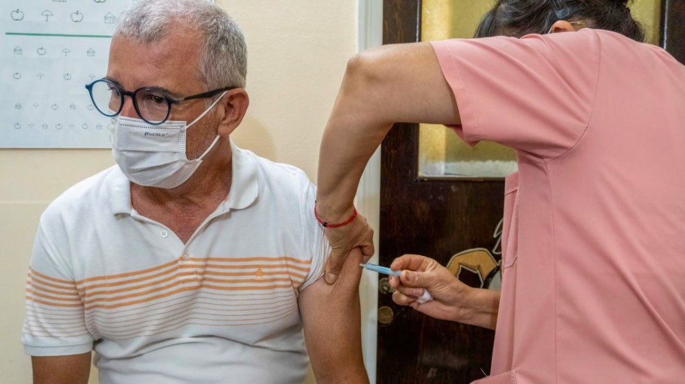 Studiu // Unii pacienți vârstnici încă se îmbolnăvesc de Covid în ciuda vaccinurilor