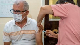 Studiu // Unii pacienți vârstnici încă se îmbolnăvesc de Covid în ciuda vaccinurilor