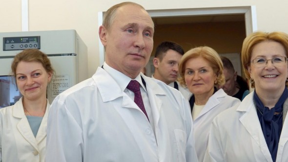 Rusia și China subminează încrederea în vaccinul anti-COVID. Interesele din spatele dezinformării a știrilor false
