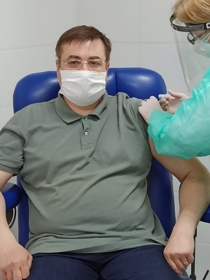 FOTO // După Maia Sandu, și deputații PAS s-au vaccinat astăzi cu prima doză de Astra Zeneca