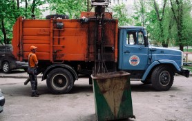Copil de 13 ani, ucis după ce tomberonul în care dormea a fost golit într-un camion de gunoi