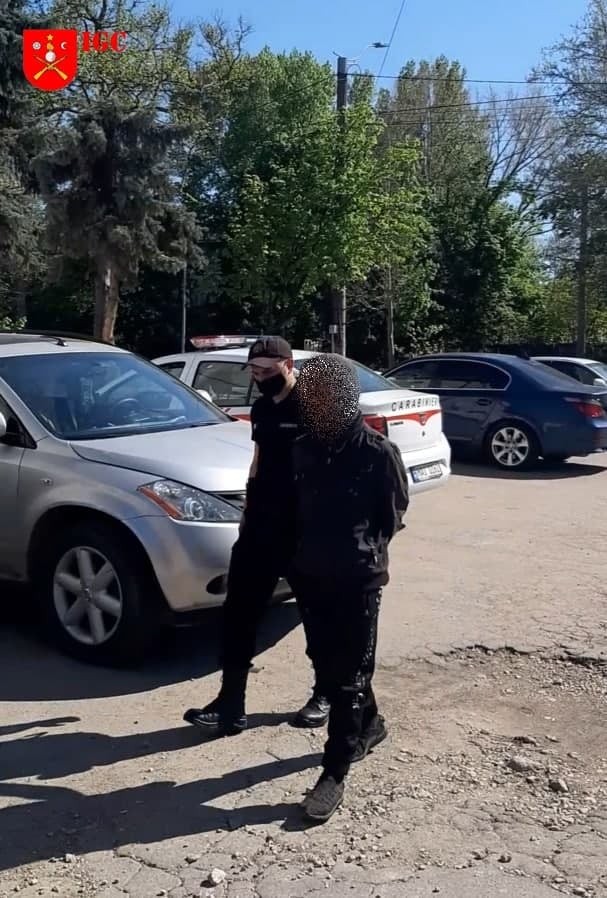 FOTO // Ghinion pentru un tânăr de 22 de ani. A fost reținut de carabineri în timp ce se plimba cu droguri în buzunare prin centrul capitalei
