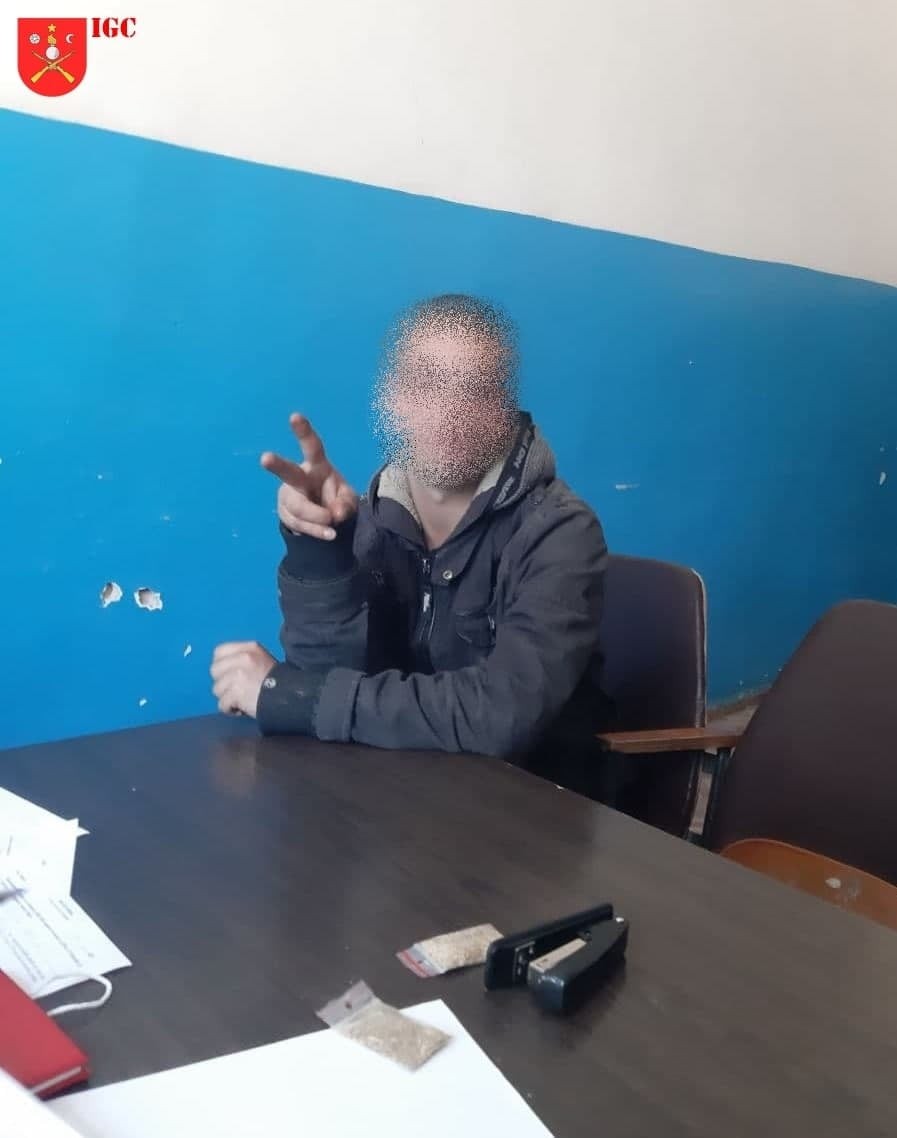 FOTO // Ghinion pentru un tânăr de 22 de ani. A fost reținut de carabineri în timp ce se plimba cu droguri în buzunare prin centrul capitalei