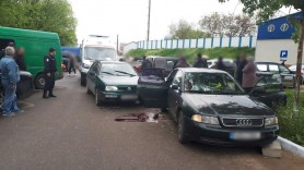 Tragedie la Fălești. O femeie a fost strivită între fiarele ușii în timp ce intenționa să urce în mașină