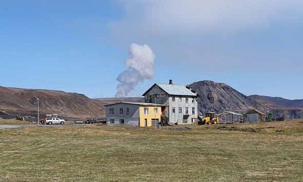 Cât costă să cumperi un vulcan activ în Islanda. O familie își vinde terenul pe care a erupt recent un vulcan
