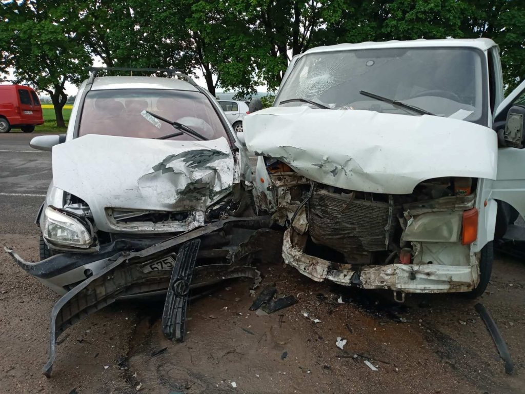 FOTO // Trei persoane au ajuns în stare gravă la spital după un accident la Bălți