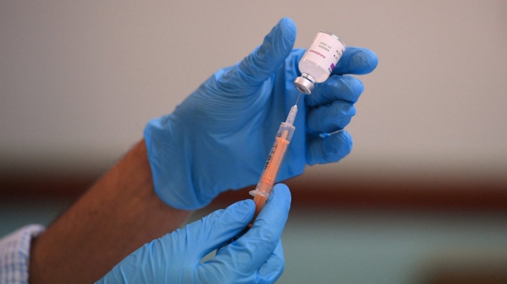 Studiu // Riscurile vaccinării cu AstraZeneca depășesc beneficiile la grupa de vârstă 30-39 de ani