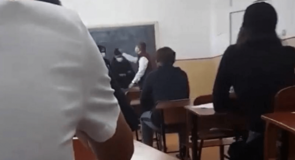 VIDEO REVOLTĂTOR // Un elev a fost snopit în bătaie de directoare, în faţa clasei, la un liceu din Călăraşi