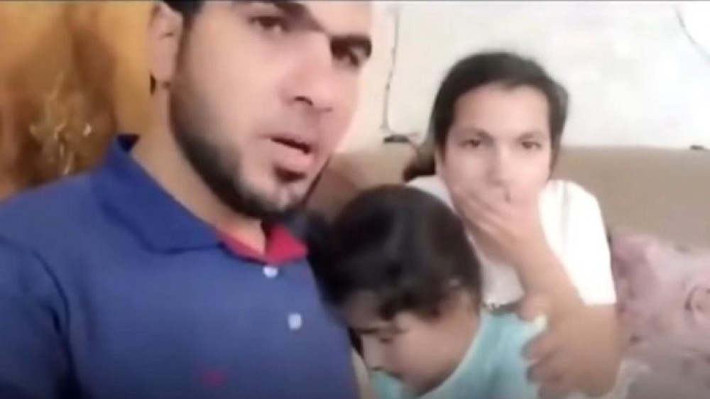Imagini EMOȚIONANTE! Un tată ucis de rachete în Gaza, în timp ce se filma cu fiicele sale. ”Nu vă fie teamă, jucați-vă în continuare”