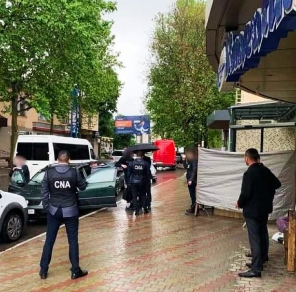 FLASH // Un angajat al Penitenciarului din Cahul, reținut de CNA. A încercat să ajute un tânăr să obțin permis de conducere contra 700 de euro