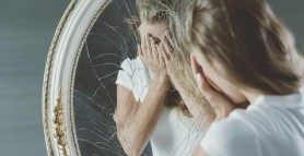 Ce e bine să faci, dacă spargi o oglindă. Metoda banală care te scapă de cei 7 ani de ghinion