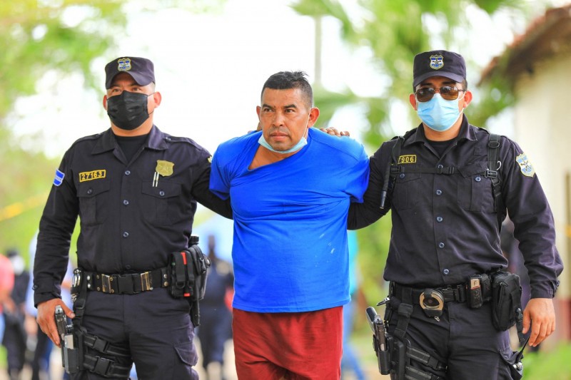 Un fost polițist arestat pentru două crime avea în curte un adevărat cimitir, cu 40 de cadavre