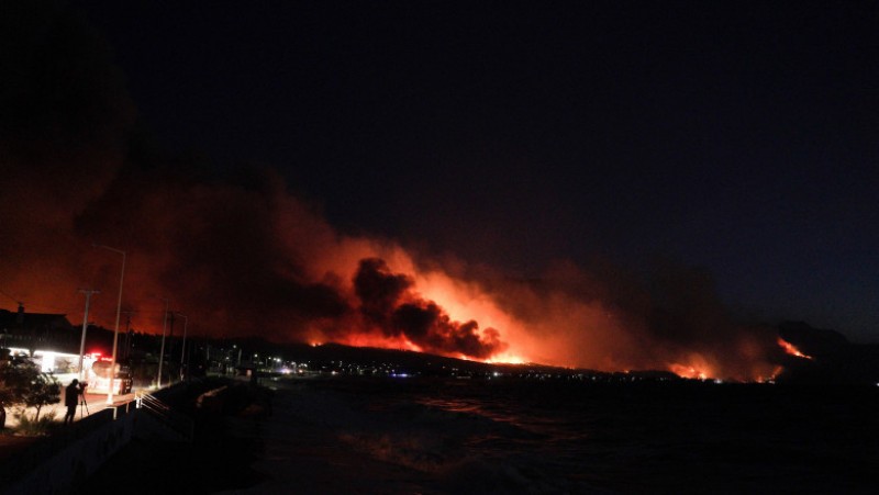 Incendii de amploare în Grecia. Pompierii intervin cu avioane și elicoptere