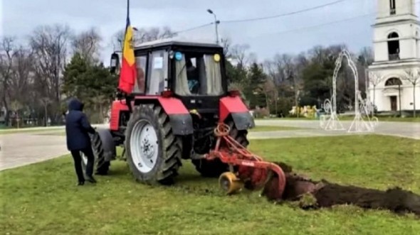 O platformă politică nou lansată în R. Moldova a achitat amenda agricultorului care a brăzdat în fața Catedralei