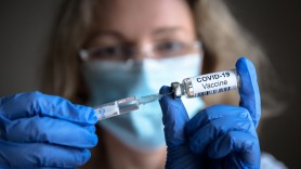 SCANDAL la Strășeni! Localnicii REVOLTAȚI că persoanelor ne-vaccinate li se interzice accesul la medic