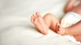 La un pas de tragedie. Un bebeluș a fost operat de urgență după ce o bucată de hârtie i-a ajuns în plămâni