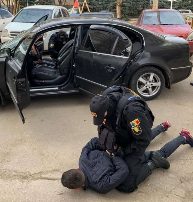 FOTO/VIDEO: Zeci de percheziții la o grupare specializată în comercializarea drogurilor. Obțineau venituri de peste 10 000 de lei pe zi
